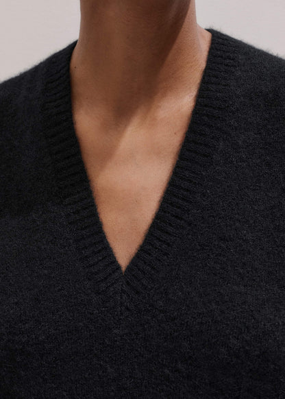 Black V-Neck Straight Knit Vest | ME+EM Clothing